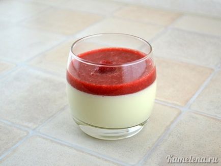 Panna cotta cu sos de căpșuni