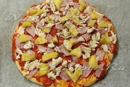 Піца на кефірі з куркою, шинкою і ананасами в духовці