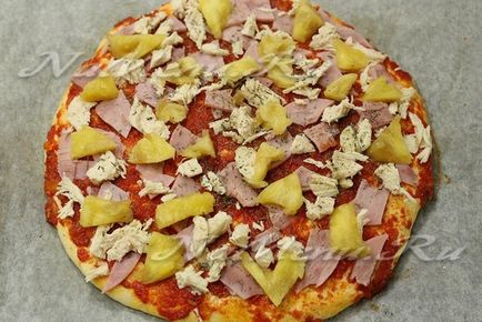 Pizza pe iaurt cu pui, șuncă și ananas în cuptor