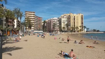 Plaja del chura (playa del cura) din Torrevieja este centrală și plină de viață