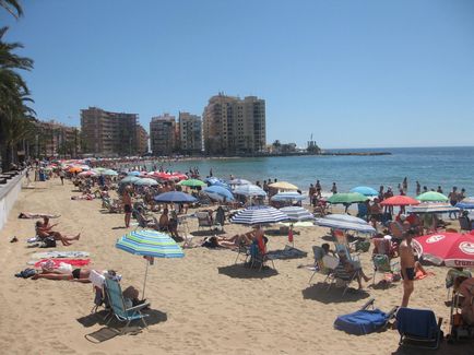 Plaja del chura (playa del cura) din Torrevieja este centrală și plină de viață