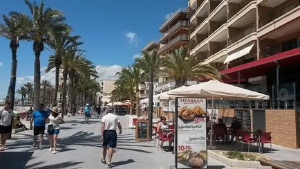 Plaja del chura (playa del cura) din Torrevieja este centrală și plină de viață