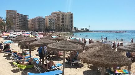 Plaja del chura (playa del cura) din Torrevieja este centrală și plină de viață