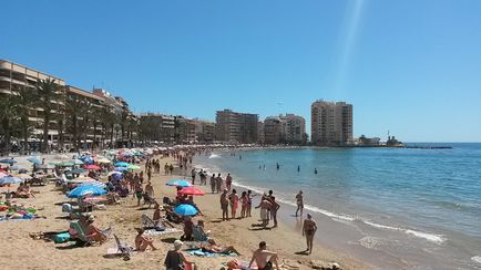 Plaja del chura (playa del cura) din Torrevieja este centrală și plină de viață