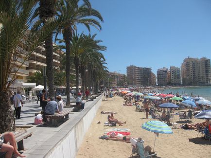 Plaja del chura (playa del cura) din Torrevieja este centrală și plină de viață