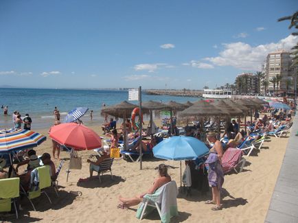 Plaja del chura (playa del cura) din Torrevieja este centrală și plină de viață