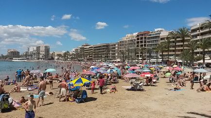 Plaja del chura (playa del cura) din Torrevieja este centrală și plină de viață