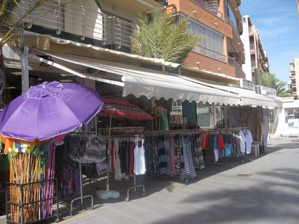 Plaja del chura (playa del cura) din Torrevieja este centrală și plină de viață