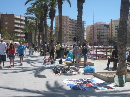 Plaja del chura (playa del cura) din Torrevieja este centrală și plină de viață