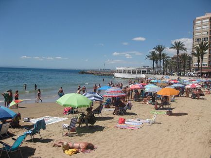 Plaja del chura (playa del cura) din Torrevieja este centrală și plină de viață