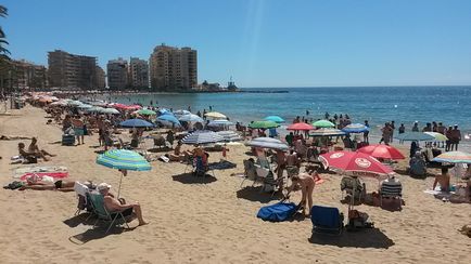 Plaja del chura (playa del cura) din Torrevieja este centrală și plină de viață