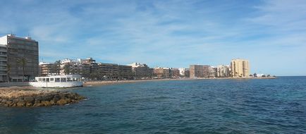 Plaja del chura (playa del cura) din Torrevieja este centrală și plină de viață