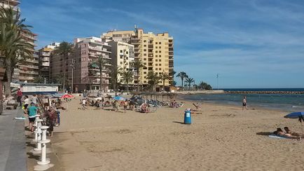 Plaja del chura (playa del cura) din Torrevieja este centrală și plină de viață