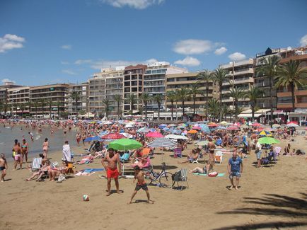 Plaja del chura (playa del cura) din Torrevieja este centrală și plină de viață