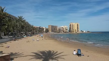 Plaja del chura (playa del cura) din Torrevieja este centrală și plină de viață