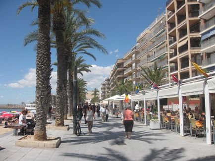 Plaja del chura (playa del cura) din Torrevieja este centrală și plină de viață