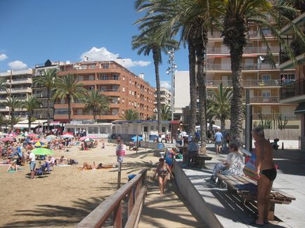 Plaja del chura (playa del cura) din Torrevieja este centrală și plină de viață