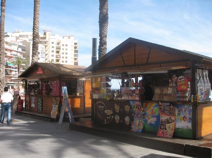 Plaja del chura (playa del cura) din Torrevieja este centrală și plină de viață