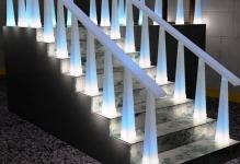 Kiemelve lépéseket a lépcsőház világítás és LED szalag, csillárok hosszú ível, vezetett és