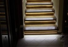 Отбелязването на стъпки от светлините на стълбище и LED лента, полилеи за дълги участъци, водена и