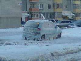 Sfaturi utile pentru înlăturarea gheții din ferestrele mașinilor