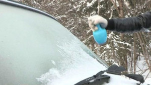 Корисні поради як видалити лід зі скла автомобіля