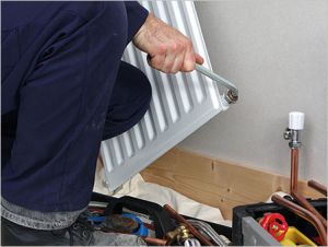 Încălzirea radiatorului unei case private cu baterii proprii, conducte, circuite