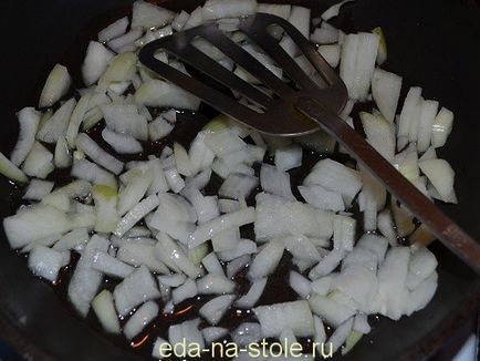 Medalioane de pește, alimente pe masă