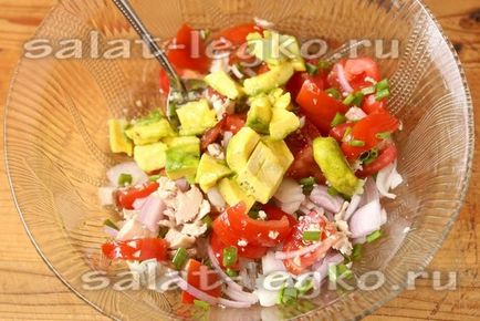 Салат з авокадо і куркою, рецепт з фото