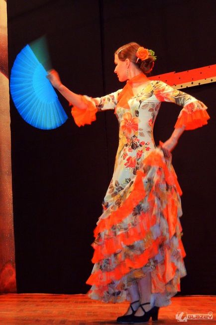 Сеньорита танцює фламенко ... о, голубка моя