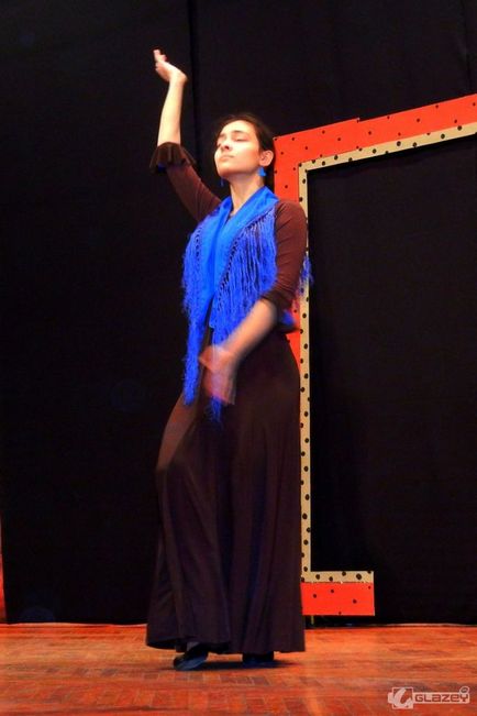 Сеньорита танцює фламенко ... о, голубка моя