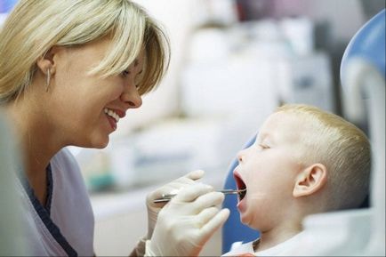 Simptomele și cauzele fluxului pe gingiile unui copil