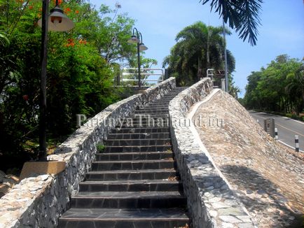 Platformă de observare cu inscripția orașul pattaya