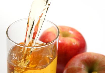 Sucul din sucul de mere este o băutură gustoasă pentru iarnă