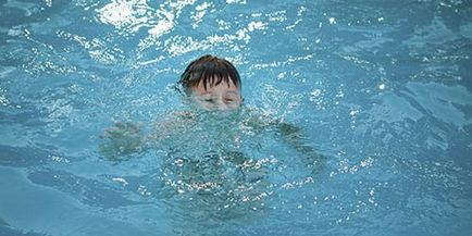 Copilul visător se îneacă în apă Ce visă copilul de a se îneca în apă într-un vis