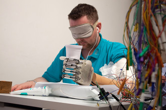 Se creează o mână protetică, care permite posesorului să simtă obiecte