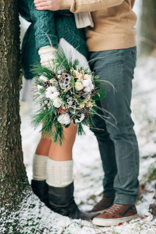 Весілля в деталях шишки в зимовому декорі