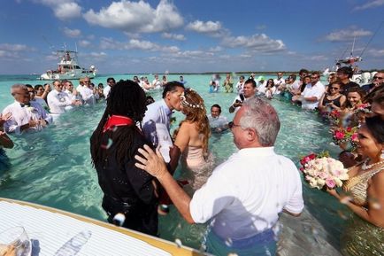 Весільна церемонія цієї пари пройшла в обіймах карибського моря