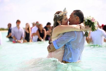 Ceremonia de nuntă a acestui cuplu a avut loc în îmbrățișarea Mării Caraibelor