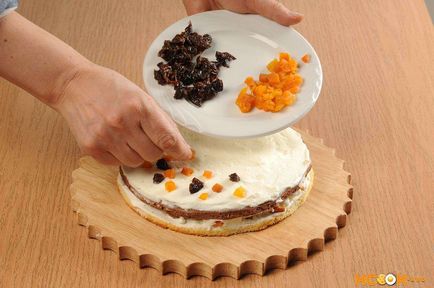 Торт з курагою і чорносливом - рецепт з фото приготування зі сметанним кремом