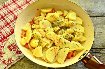 Тушкована картопля з беконом - як гасити картоплю на сковороді, покроковий рецепт з фото