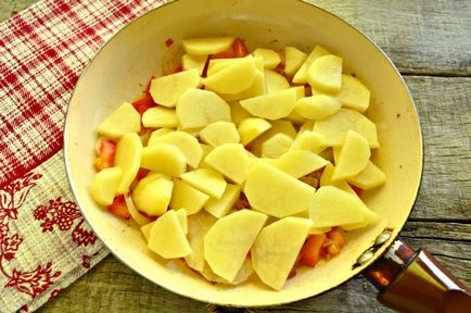 Тушкована картопля з беконом - як гасити картоплю на сковороді, покроковий рецепт з фото