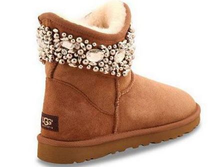 Uggs cu pietre - pantofi la modă și confortabil pentru fiecare zi