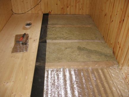 Încălzirea podelei cu spumă în casa din lemn pe pământ și pe busteni
