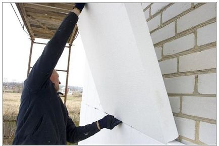 Încălzirea pereților casei din exterior cu propriile mâini (video)