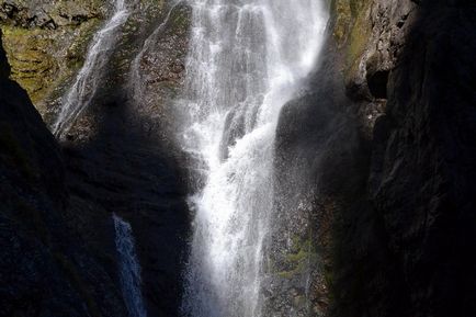 Cascade pe râul Shinok - este un mirage blând, salt dublu și girafă