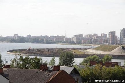 În centrul orașului Kazan există o construcție mare, pe care nimeni nu o vede, Kazan seara