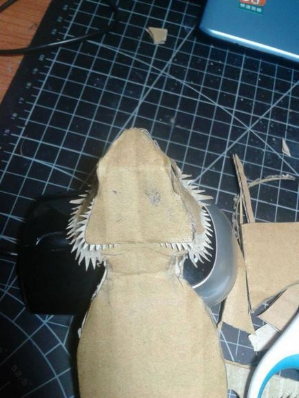 Șopârlă - dragon barbă - din carton cu mâinile sale, umkra