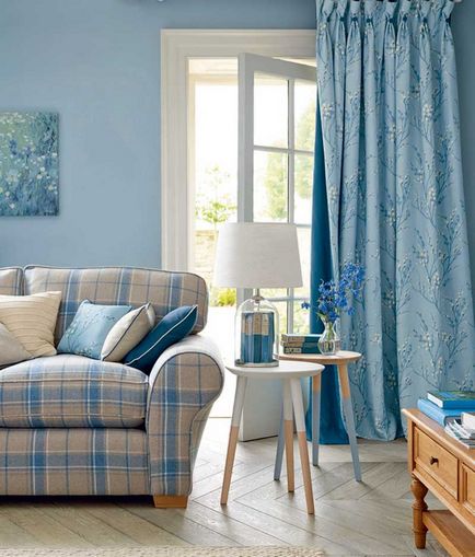 Kék függöny a nappali belső