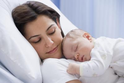 Cum să-i înveți pe copil să doarmă toată noaptea, într-o pătuț, fără boală de mișcare